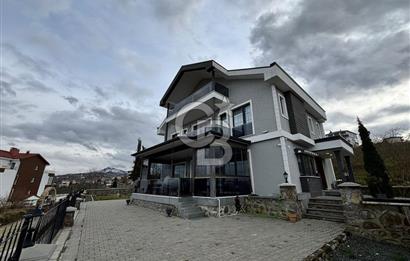 ŞEHRİN ZİRVESİNDE, MAVİNİN MERKEZİNDE AKYAZI'DA SATILIK VİLLA