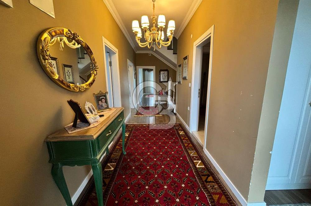 ŞEHRİN ZİRVESİNDE, MAVİNİN MERKEZİNDE AKYAZI'DA SATILIK VİLLA