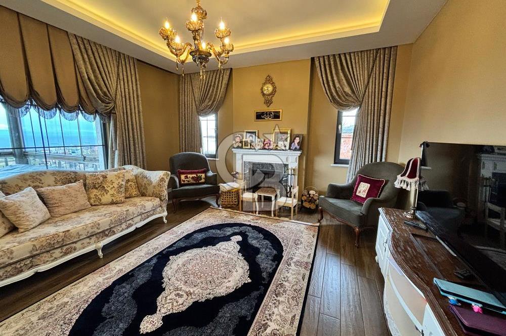 ŞEHRİN ZİRVESİNDE, MAVİNİN MERKEZİNDE AKYAZI'DA SATILIK VİLLA