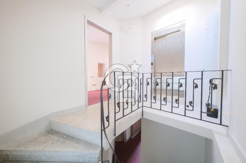 BEYOĞLU BALO SOKAK'TA KİRALIK OTEL BİNASI