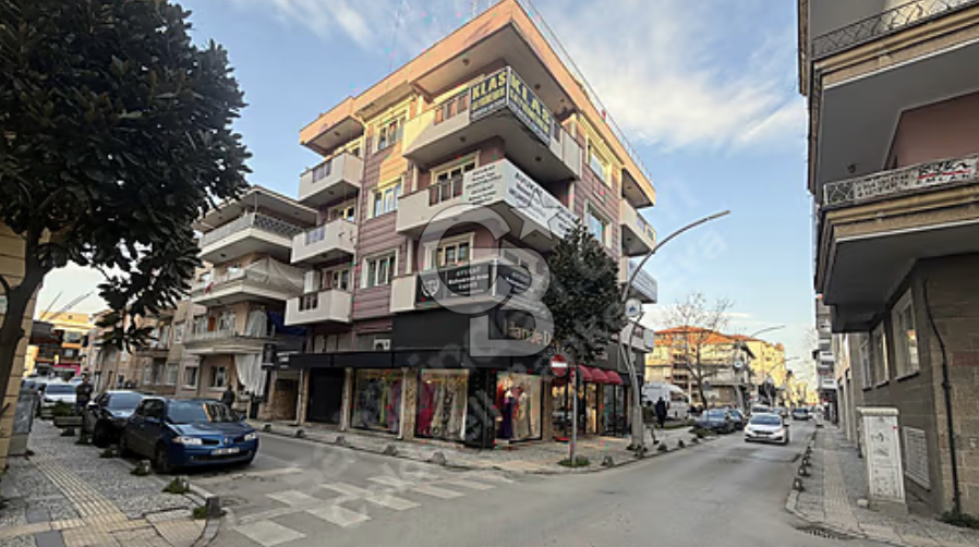 Yaya ve Araç Trafiğinin Kalbinde Değer Artışı Süren Ticari Bina