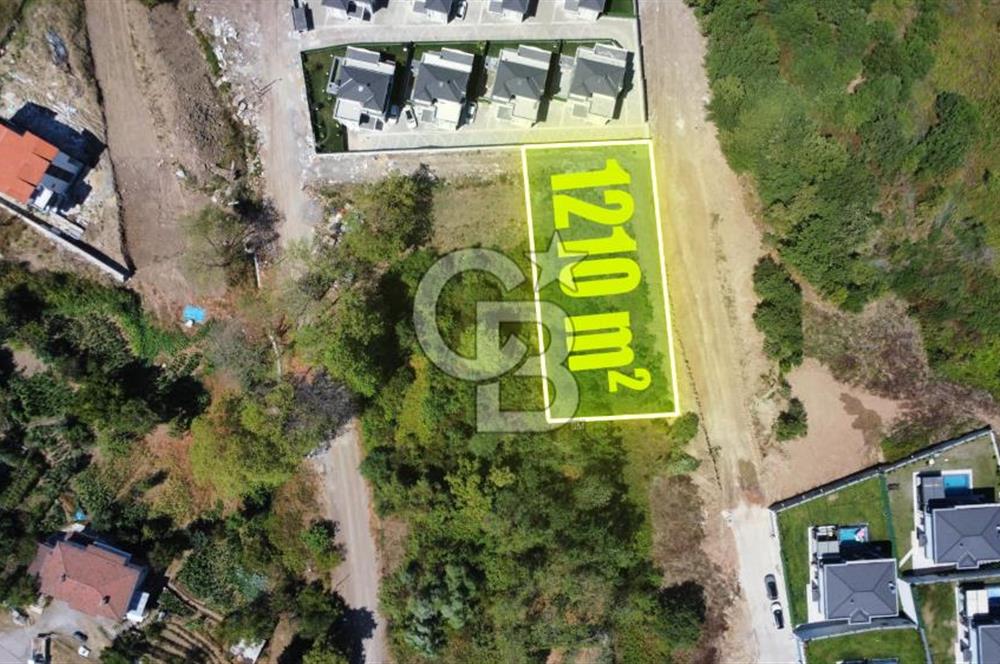 BAŞİSKELE BAHÇECİK'TE DENİZ MANZARALI VİLLA İMARLI 1210 M² ARSA