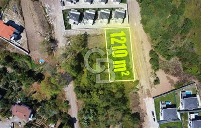 BAŞİSKELE BAHÇECİK'TE DENİZ MANZARALI VİLLA İMARLI 1210 M² ARSA