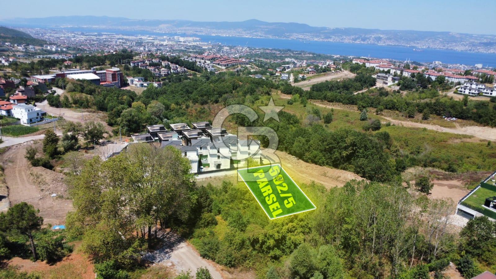 BAŞİSKELE BAHÇECİK'TE DENİZ MANZARALI VİLLA İMARLI 1210 M² ARSA