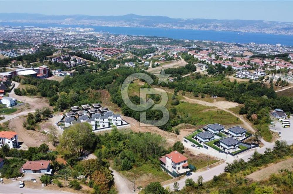 BAŞİSKELE BAHÇECİK'TE DENİZ MANZARALI VİLLA İMARLI 1210 M² ARSA