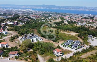 BAŞİSKELE BAHÇECİK'TE DENİZ MANZARALI VİLLA İMARLI 1210 M² ARSA