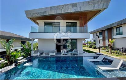 Çeşme Paşalimanında 5+1 Deniz Manzaralı, Havuzlu Satılık Villa