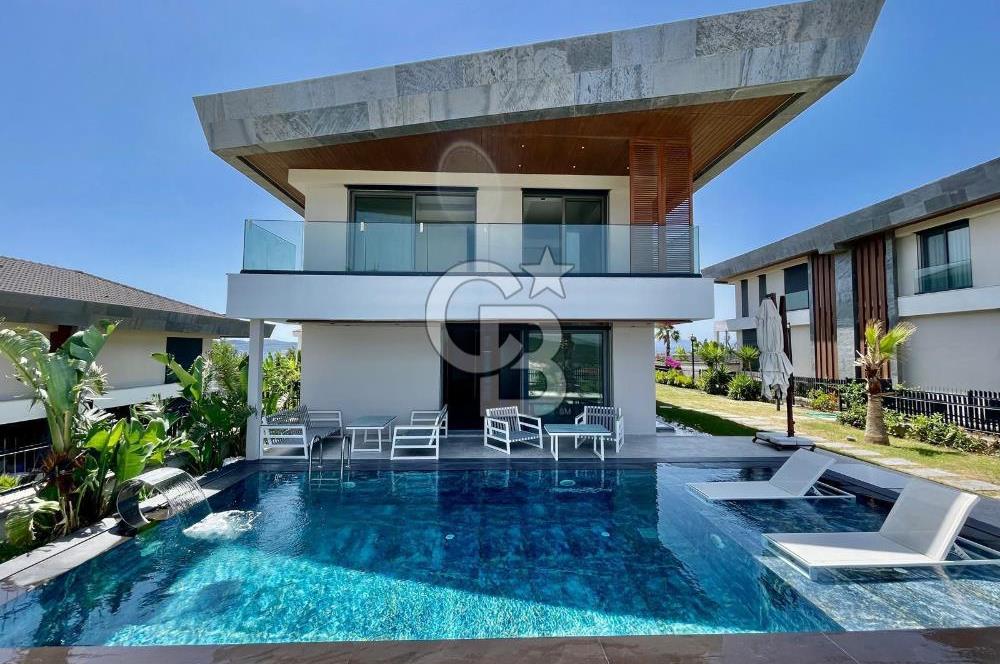 Çeşme Paşalimanında 5+1 Deniz Manzaralı, Havuzlu Satılık Villa