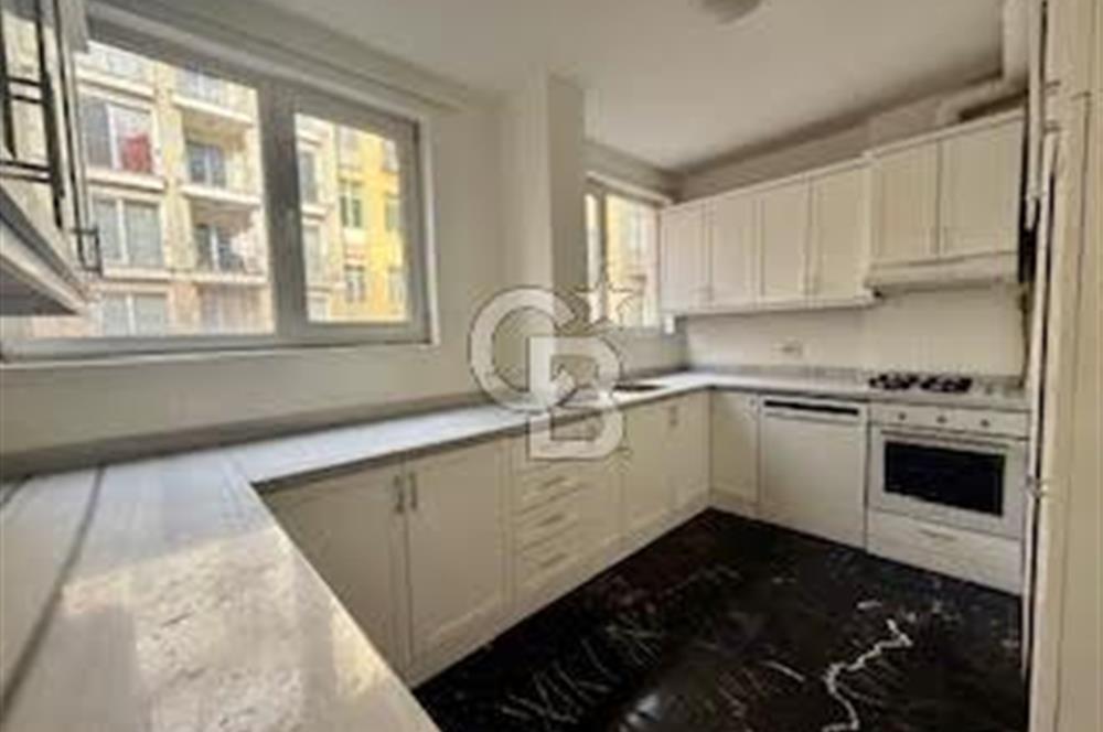 CİHANGİR MERKEZDE DENİZ MANZARALI BALKONLU KİRALIK GENİŞ DAİRE