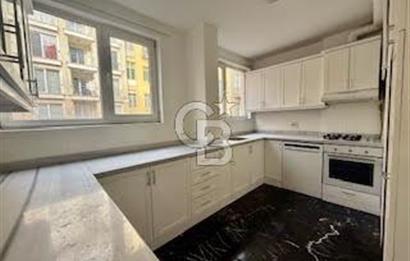 CİHANGİR MERKEZDE DENİZ MANZARALI BALKONLU KİRALIK GENİŞ DAİRE