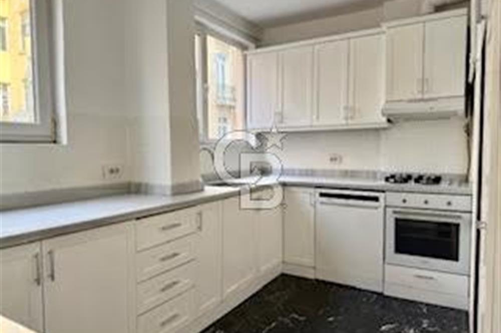 CİHANGİR MERKEZDE DENİZ MANZARALI BALKONLU KİRALIK GENİŞ DAİRE