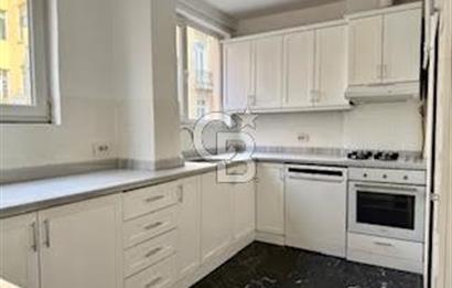 CİHANGİR MERKEZDE DENİZ MANZARALI BALKONLU KİRALIK GENİŞ DAİRE