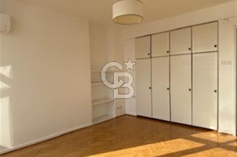 CİHANGİR MERKEZDE DENİZ MANZARALI BALKONLU KİRALIK GENİŞ DAİRE