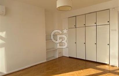 CİHANGİR MERKEZDE DENİZ MANZARALI BALKONLU KİRALIK GENİŞ DAİRE