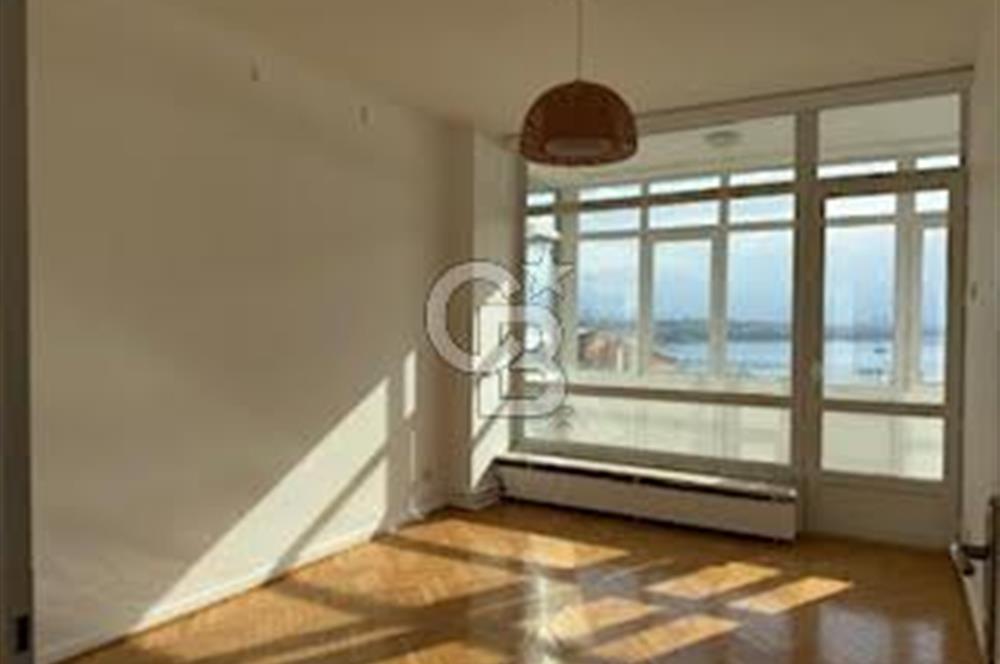 CİHANGİR MERKEZDE DENİZ MANZARALI BALKONLU KİRALIK GENİŞ DAİRE