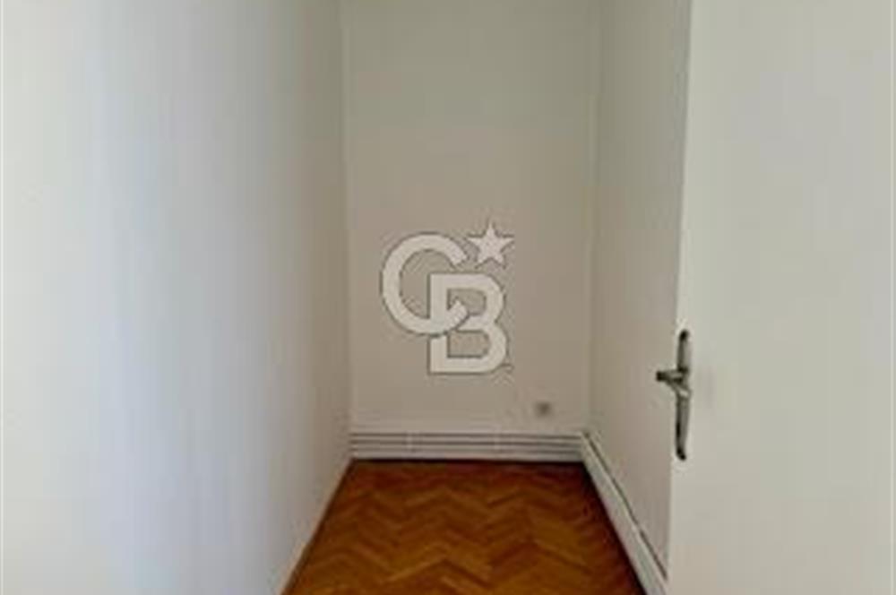 CİHANGİR MERKEZDE DENİZ MANZARALI BALKONLU KİRALIK GENİŞ DAİRE