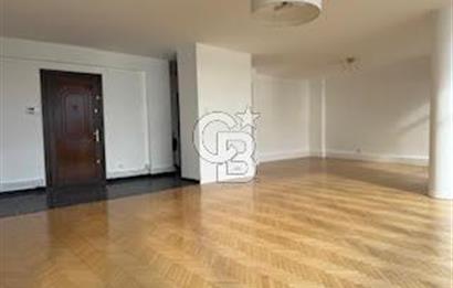 CİHANGİR MERKEZDE DENİZ MANZARALI BALKONLU KİRALIK GENİŞ DAİRE