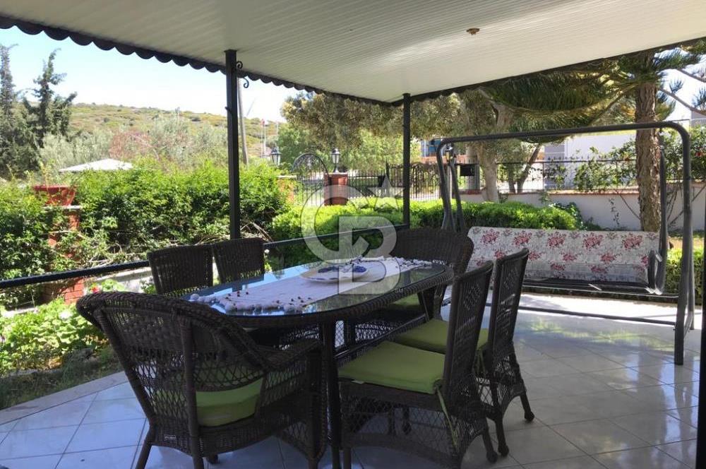 ÇEŞME'DE DENİZE YÜRÜME MESAFESİNDE SATILIK VİLLA 