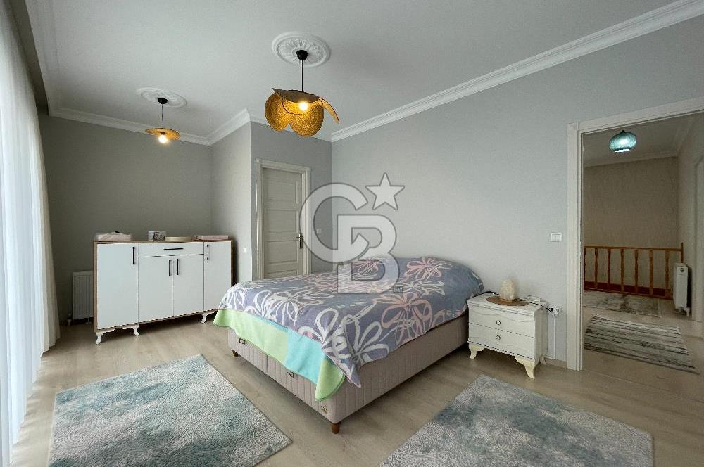 GÖLCÜK'TE MERKEZİ KONUMDA DENİZE ÇOK YAKIN SATILIK MÜSTAKİL EV