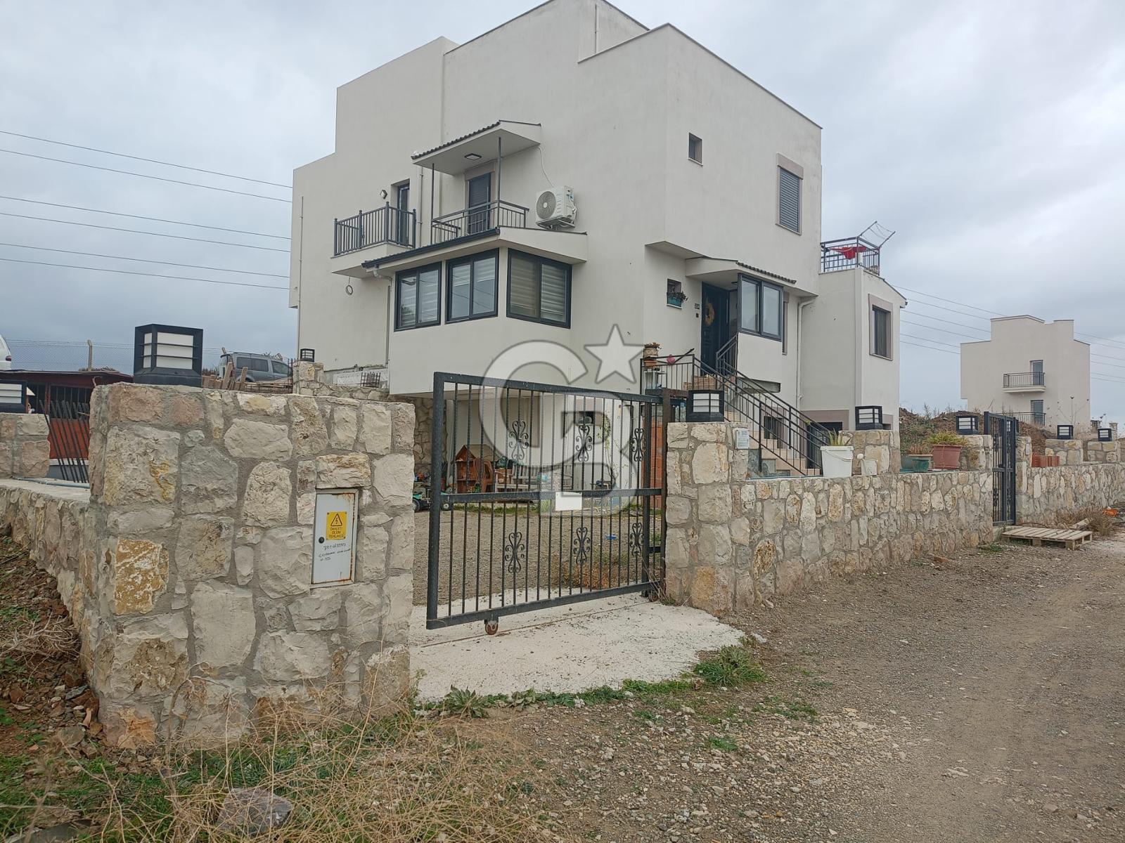 Seferihisar Çevrekent'te Satılık 5+1 Tripleks Villa