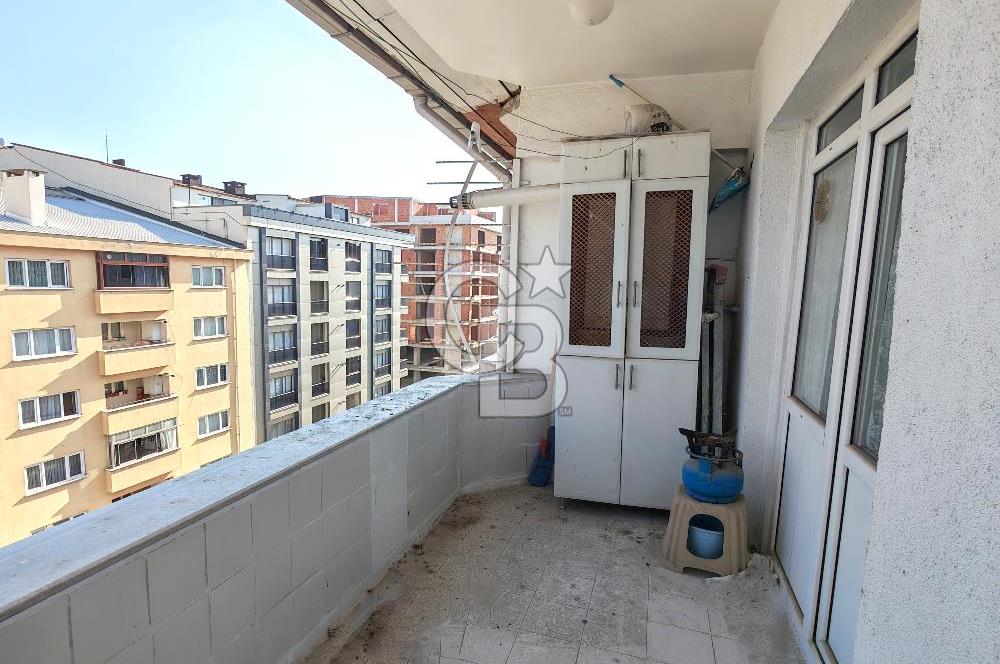 Yeni Bağdat cadde'sinde;çift cepheli satılık 2+1