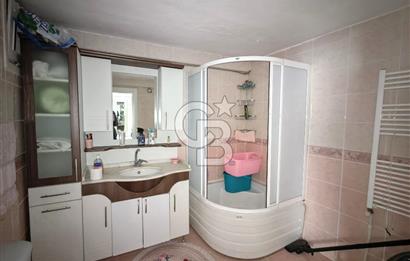 Yeni Bağdat cadde'sinde;çift cepheli satılık 2+1