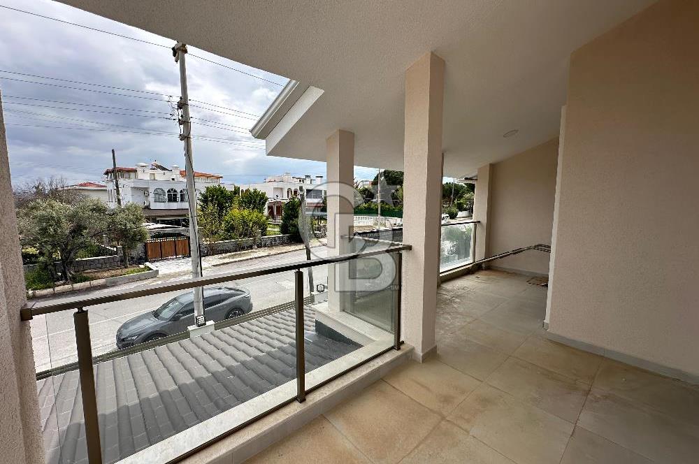 Çeşme Boyalıkta 400 m² Geniş Kullanımlı Satılık Dubleks Villa