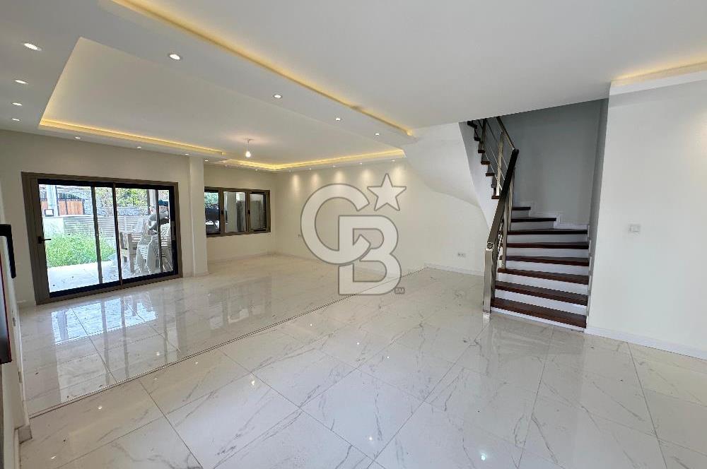 Çeşme Boyalıkta 400 m² Geniş Kullanımlı Satılık Dubleks Villa