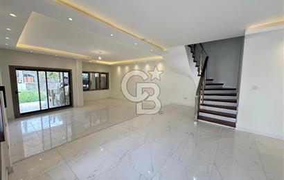Çeşme Boyalıkta 400 m² Geniş Kullanımlı Satılık Dubleks Villa