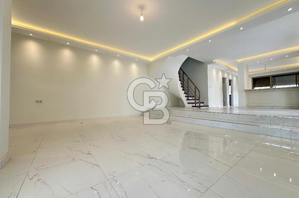 Çeşme Boyalıkta 400 m² Geniş Kullanımlı Satılık Dubleks Villa