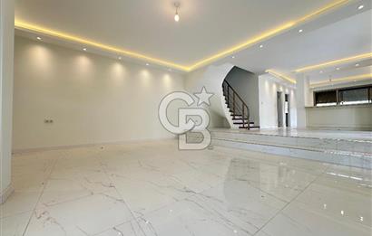 Çeşme Boyalıkta 400 m² Geniş Kullanımlı Satılık Dubleks Villa