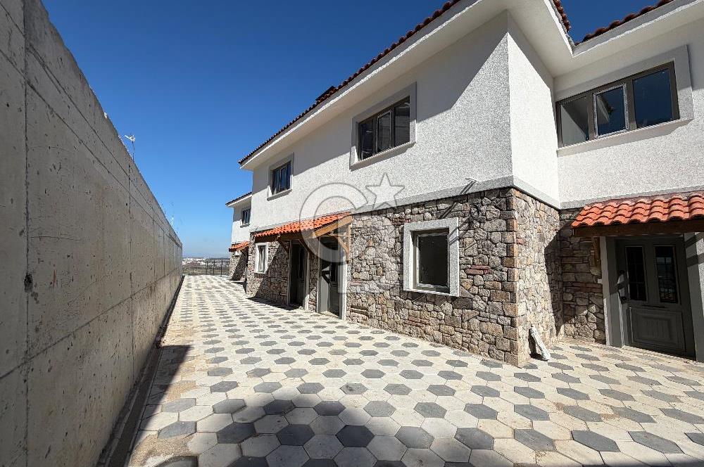 ÇANAKKALE MERKEZ SARAYCIK KÖYÜNDE SATILI 4+1 VİLLA