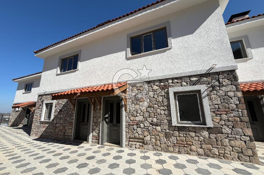 ÇANAKKALE MERKEZ SARAYCIK KÖYÜNDE SATILI 4+1 VİLLA