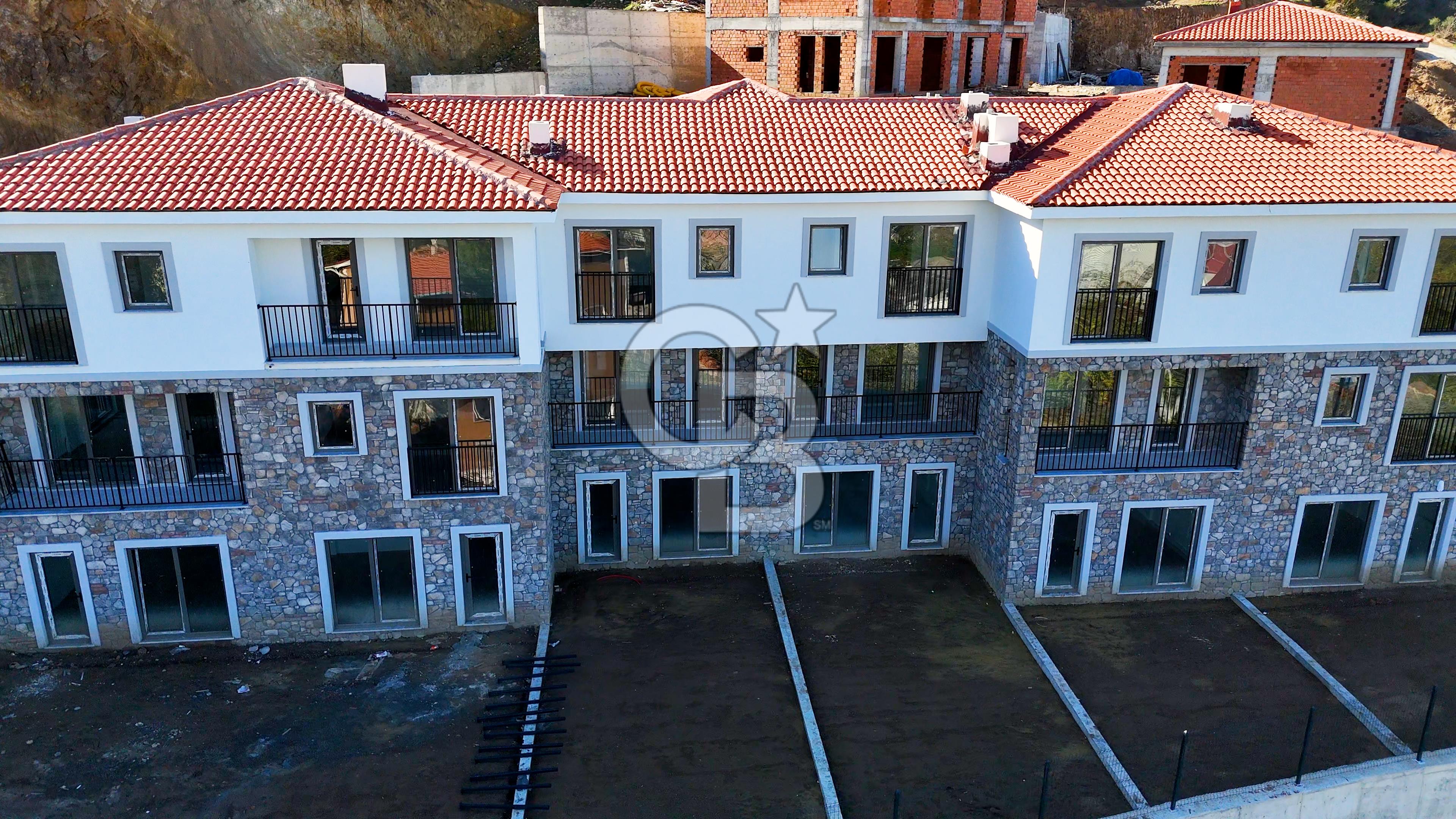 ÇANAKKALE MERKEZ SARAYCIK KÖYÜNDE SATILI 4+1 VİLLA