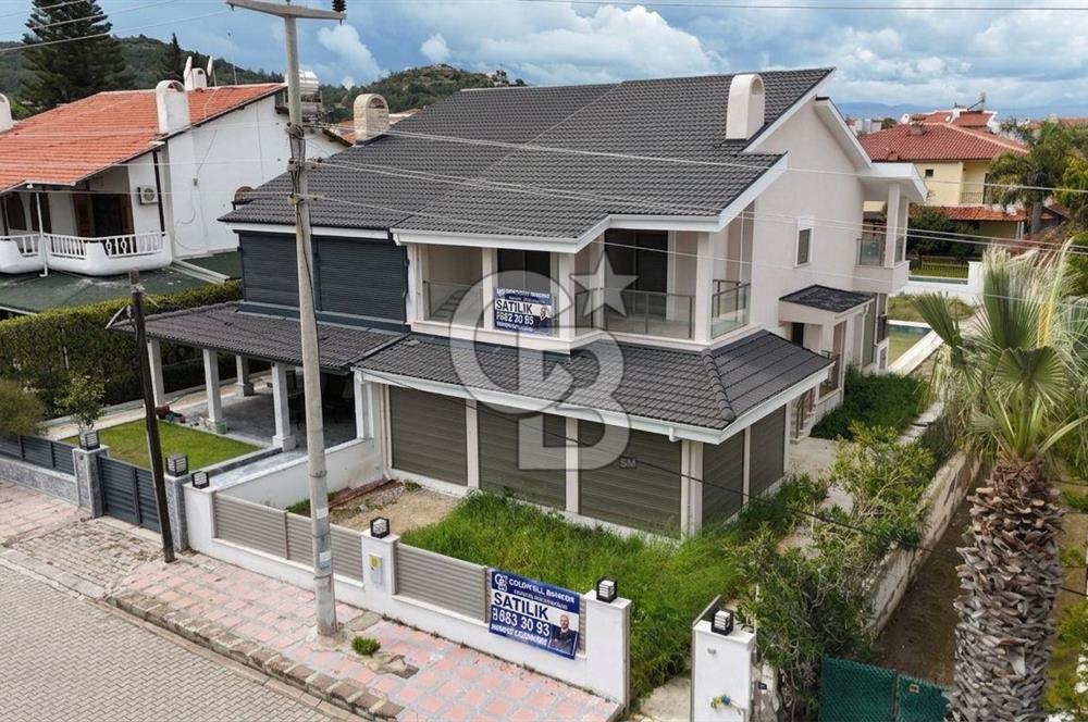 Çeşme Boyalıkta 400 m² Geniş Kullanımlı Satılık Dubleks Villa