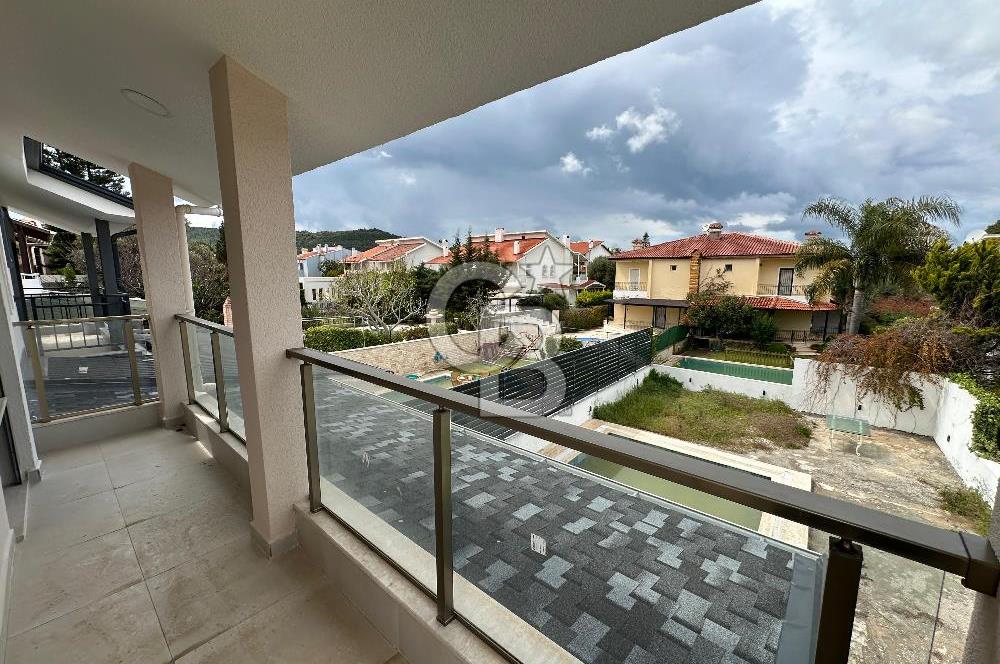 Çeşme Boyalıkta 400 m² Geniş Kullanımlı Satılık Dubleks Villa