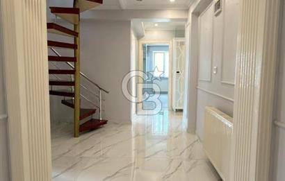 Ümraniye Şerifali Mah. Satılık 5+2 250 M2 Üst Dubleks Daire
