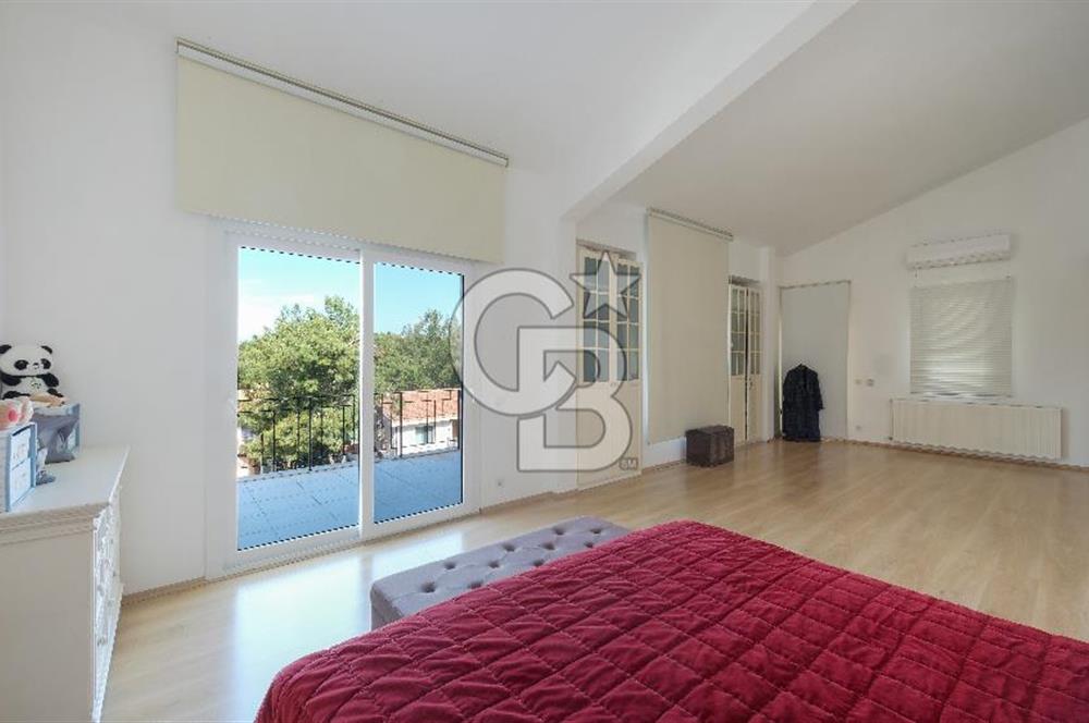 Urla Kalabak Çamlıbel Sitesinde 780 m² Arsa İçinde 3+1 Villa