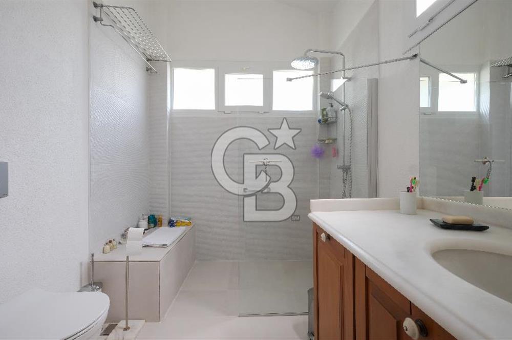 Urla Kalabak Çamlıbel Sitesinde 780 m² Arsa İçinde 3+1 Villa