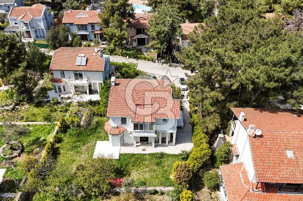 Urla Kalabak Çamlıbel Sitesinde 780 m² Arsa İçinde 3+1 Villa