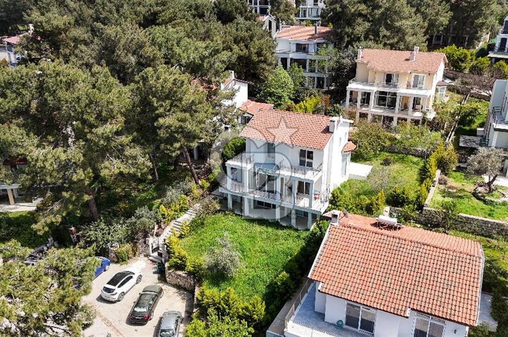 Urla Kalabak Çamlıbel Sitesinde 780 m² Arsa İçinde 3+1 Villa