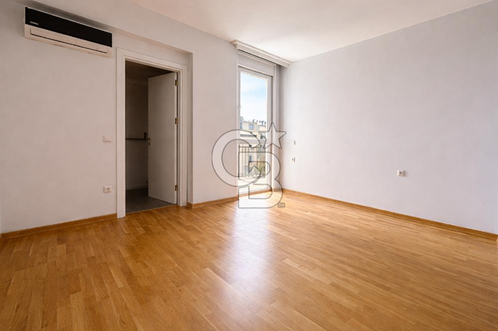 FENERBAHÇE,CEMİL TOPUZLU CADDESİ ÜZERİNDE 135 M2 3+1