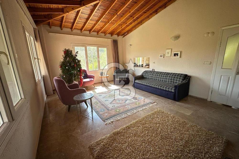 972 m² Bahçede Bağımsız Girişli 3 Katlı Müstakil Ev