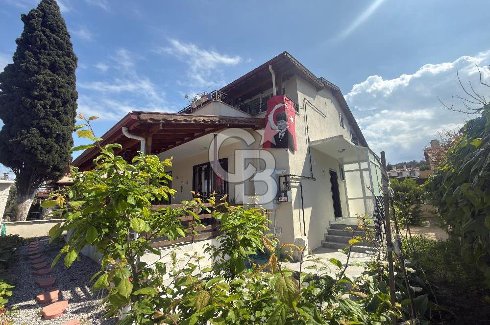 Urla Şirinkent'te Öztuncer Sitesinde Satılık 5+2 Villa