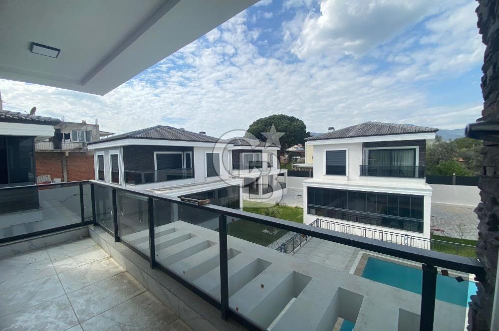 MENEMEN EMİRALEM'DE  6+1 TRİPLEX SİTE İÇİ HAVUZLU VİLLA