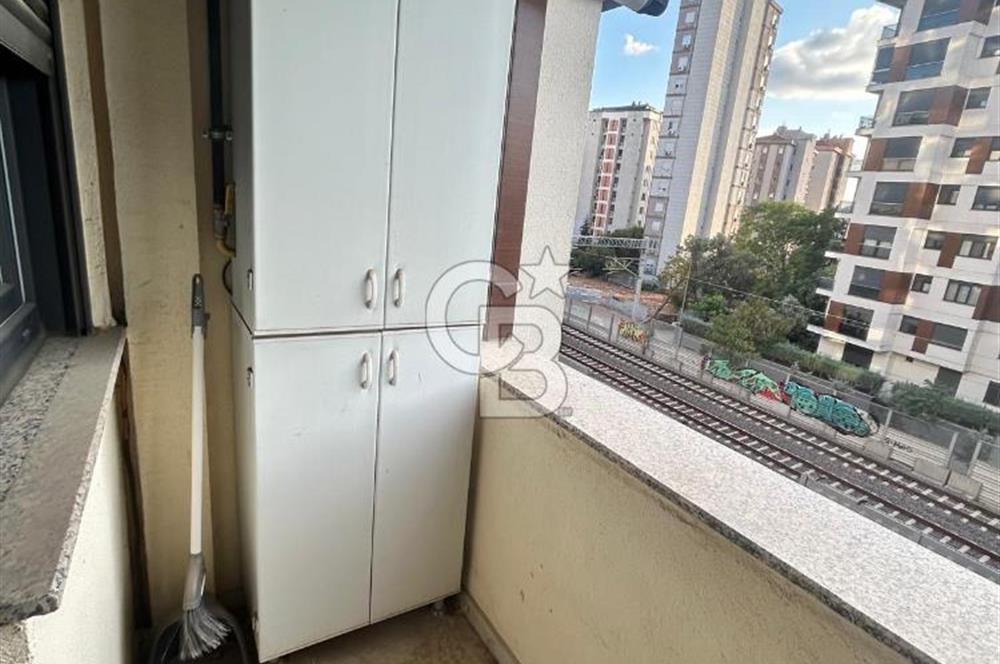 Kızıltoprak'ta genç binada eşyalı 2+1 daire