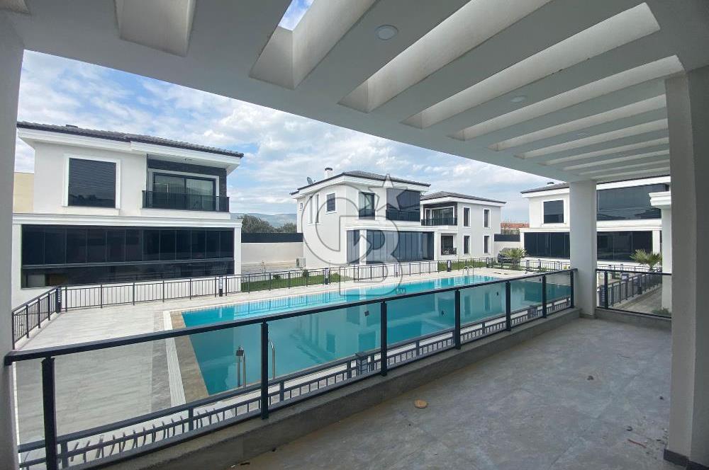MENEMEN EMİRALEM'DE  6+1 TRİPLEX SİTE İÇİ HAVUZLU VİLLA