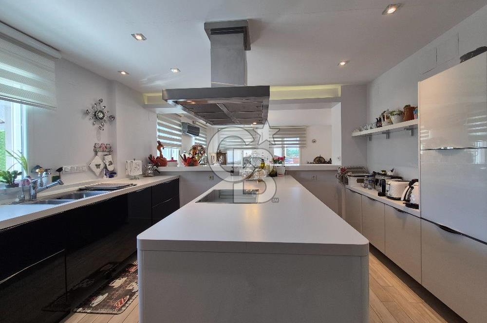 Pelitköy'de Satılık 6+1 Havuzlu Müstakil Villa