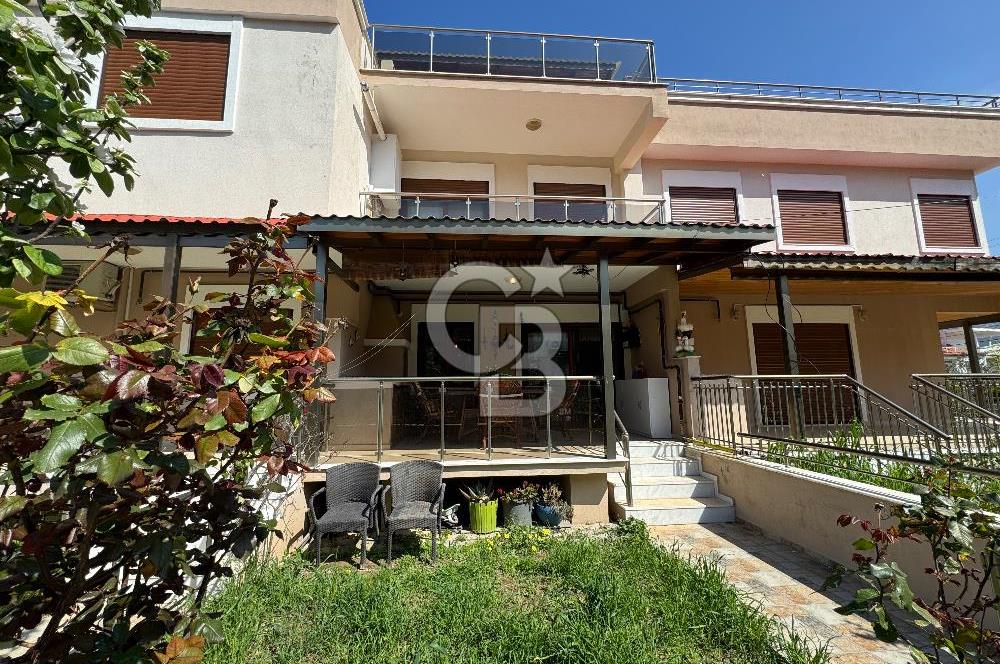 Yenifoça Fatih Mahallesinde Satılık 3+1 Tripleks Villa