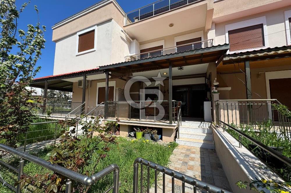 Yenifoça Fatih Mahallesinde Satılık 3+1 Tripleks Villa